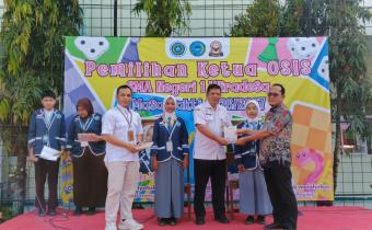 Bawaslu Provinsi Jawa Tengah dan Bawaslu Kabupaten Pekalongan bersama jajaran SMAN 1 Wiradesa dalam kegiatan Pemilhan Ketua OSIS