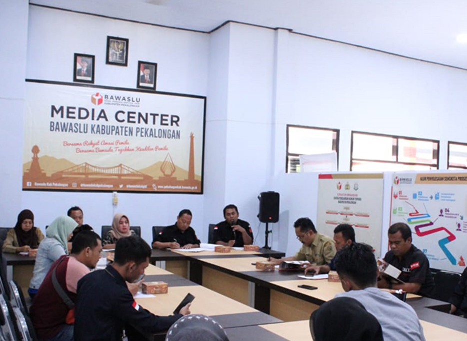 KONFERENSI PERS, BAWASLU KAB.PEKALONGAN TERANCAM TAK BISA AWASI PILKADA