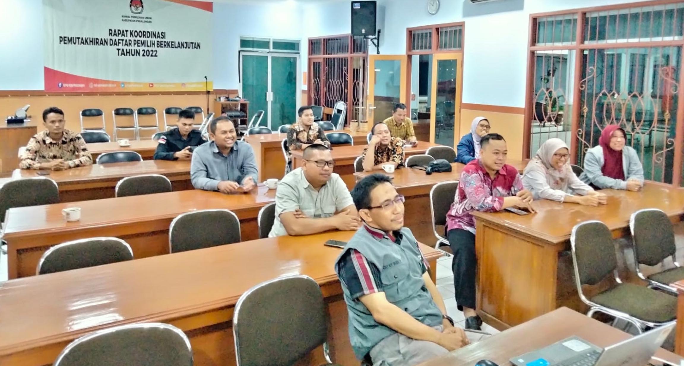 PANTAU PENDAFTARAN PARPOL HINGGA DINI HARI