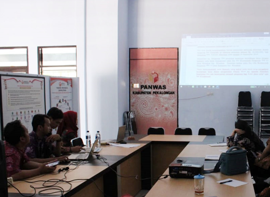 BAWASLU KAB. PEKALONGAN BEKALI STAFF PENULISAN BERITA DAN FOTOGRAFI