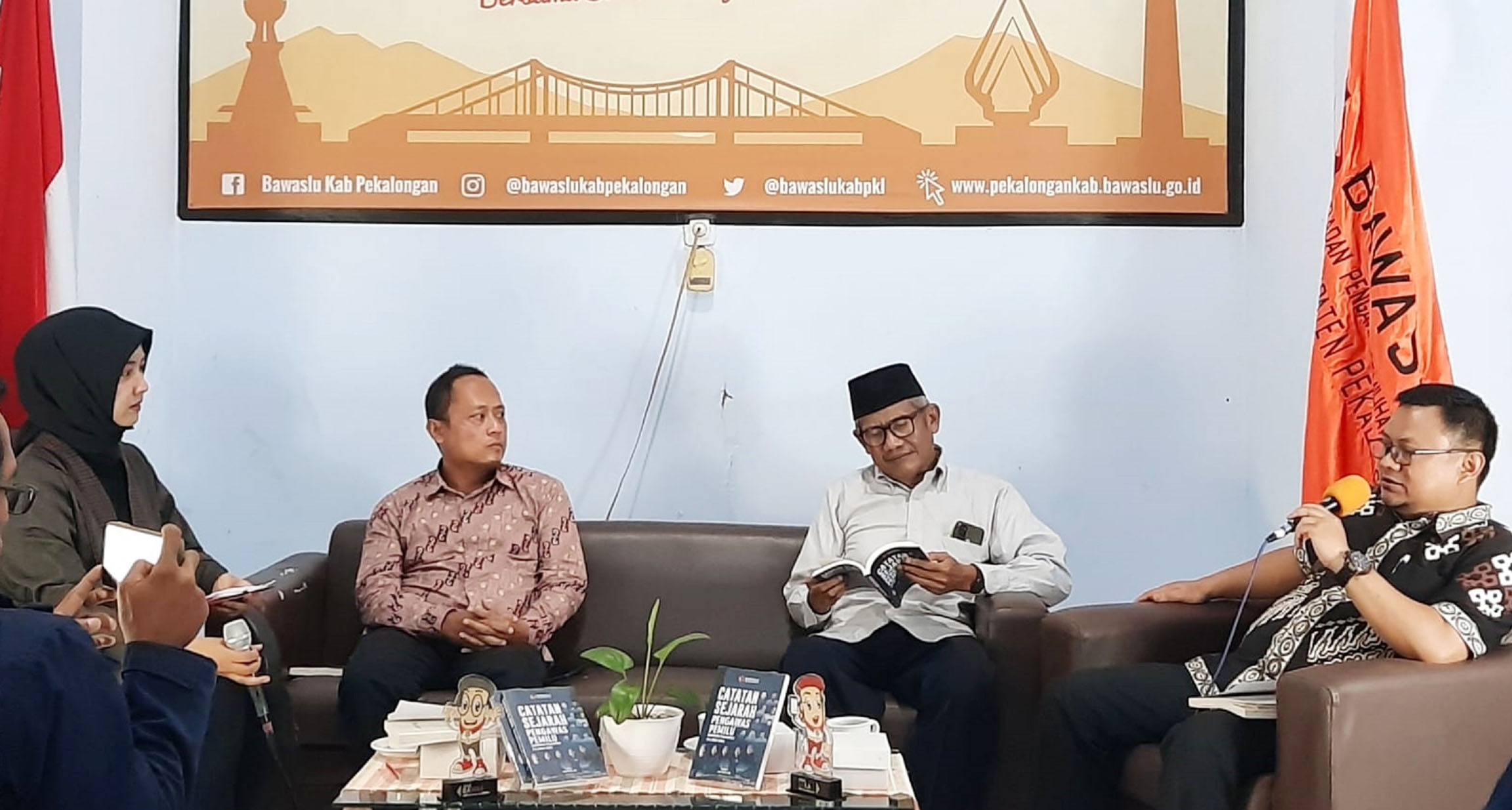 BAWASLU RESMI LAUNCHING BUKU CATATAN SEJARAH PENGAWAS PEMILU