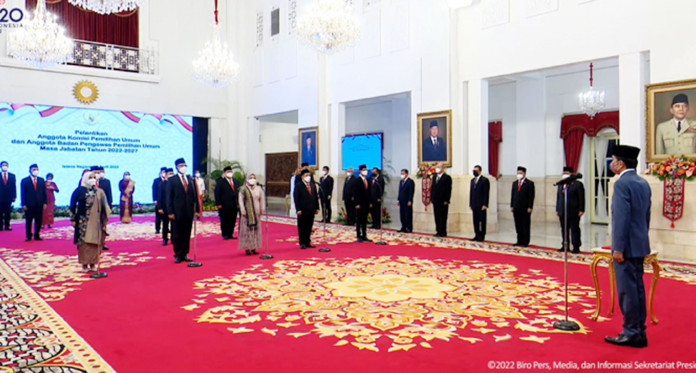 Jokowi Lantik Lima Pimpinan Bawaslu Periode 2022-2027