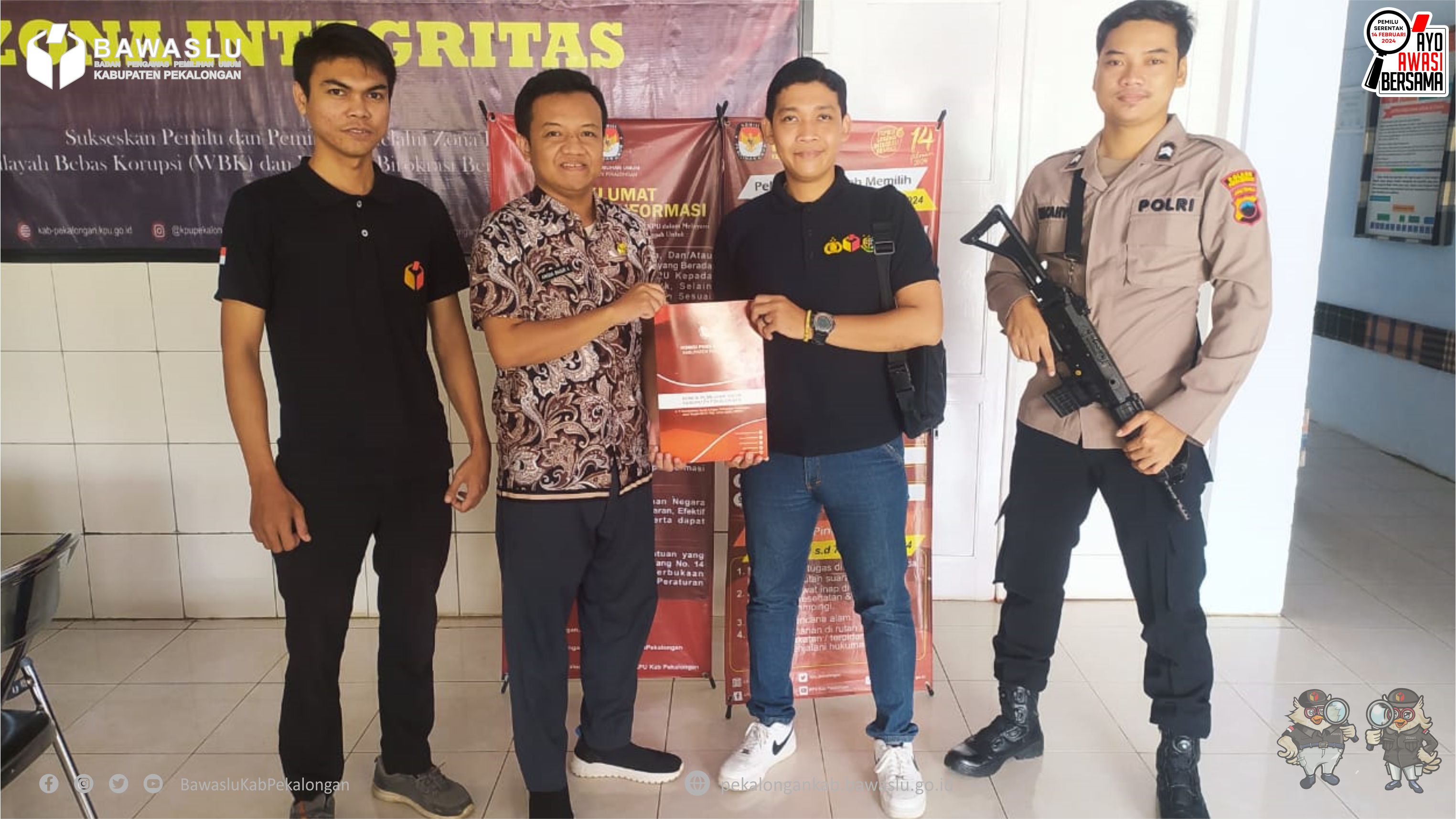 serah terima berita acara pembatalan partai garuda di Kantor KPU Kabupaten Pekalongan, Jum’at (26/1/2024).