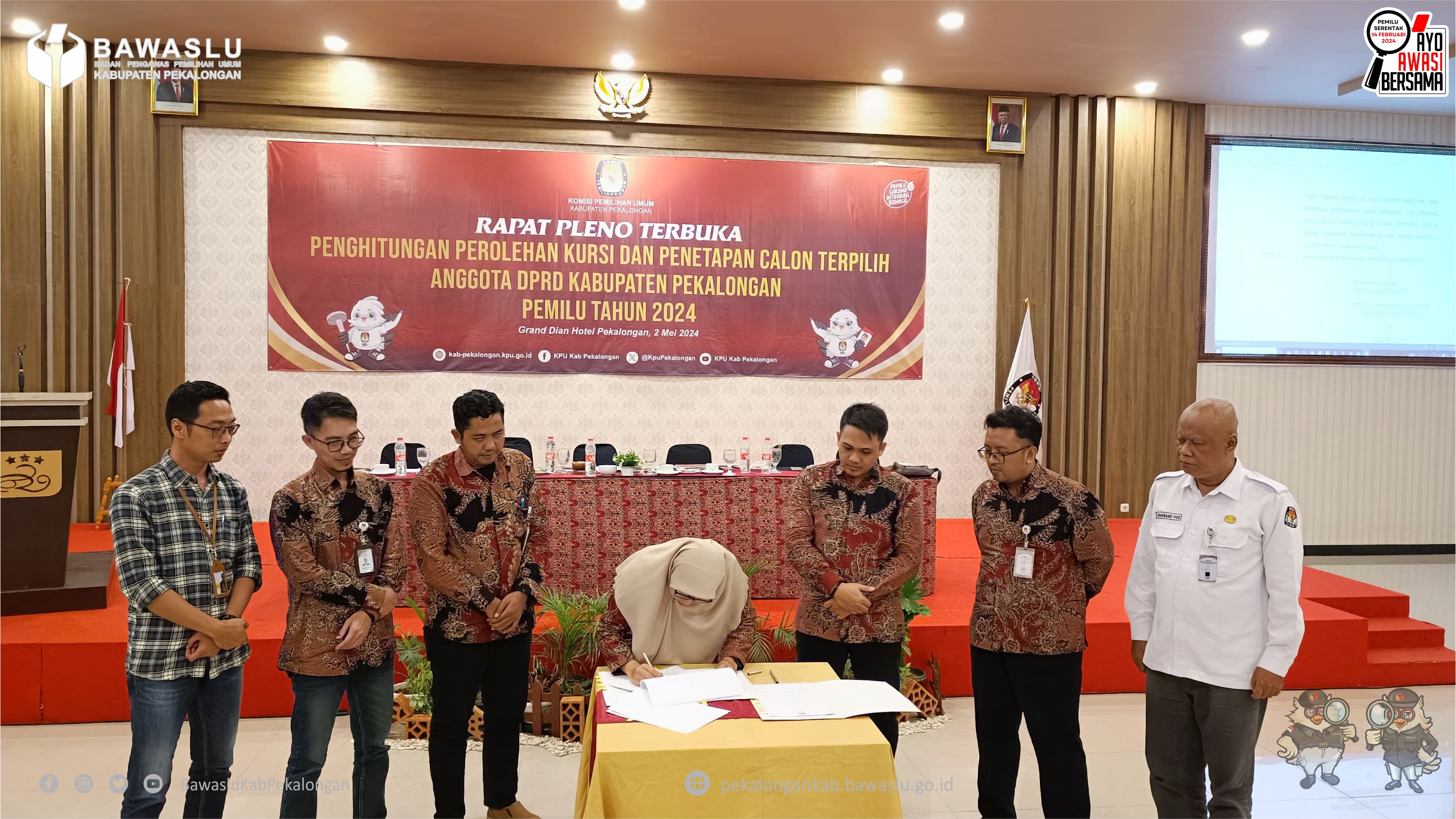 Anggota Bawaslu Kabupaten Pekalongan mengawasi Rapat Pleno Terbuka Penghitungan Kursi dan Penetapan Calon Terpilih Anggota DPRD Kabupaten Pekalongan 2024