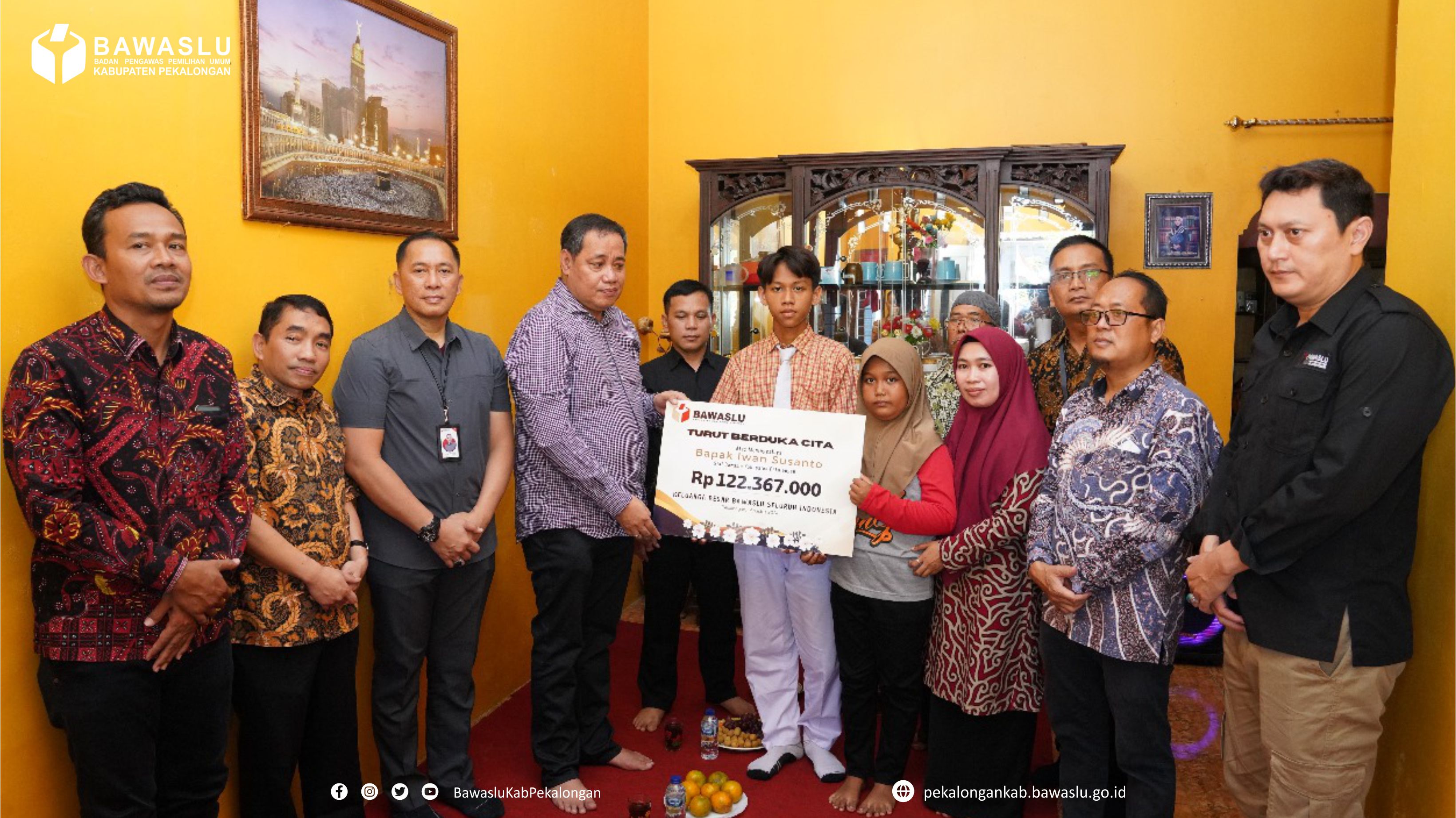 Penyerahan dana kerohiman bawaslu