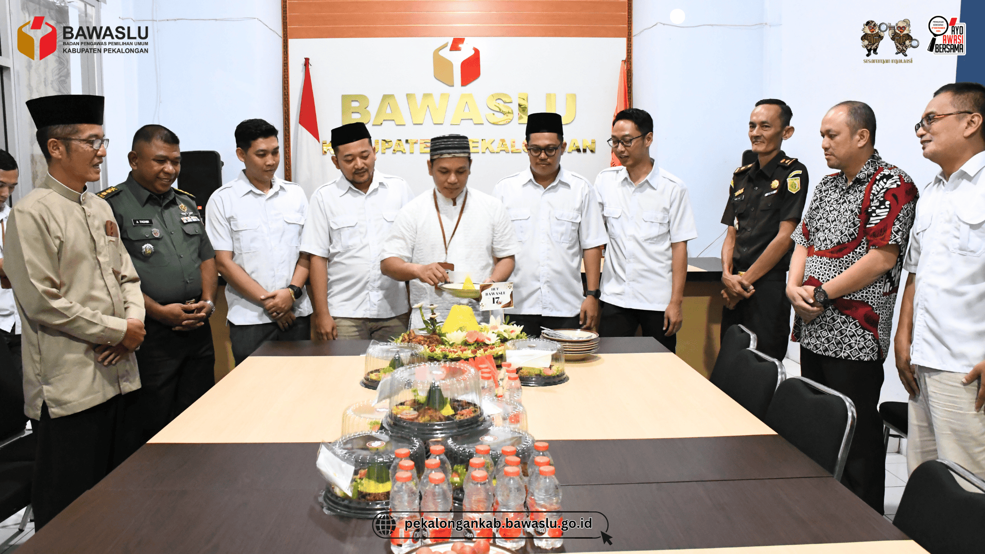 M Tohir Potong tumpeng HUT Bawaslu 17