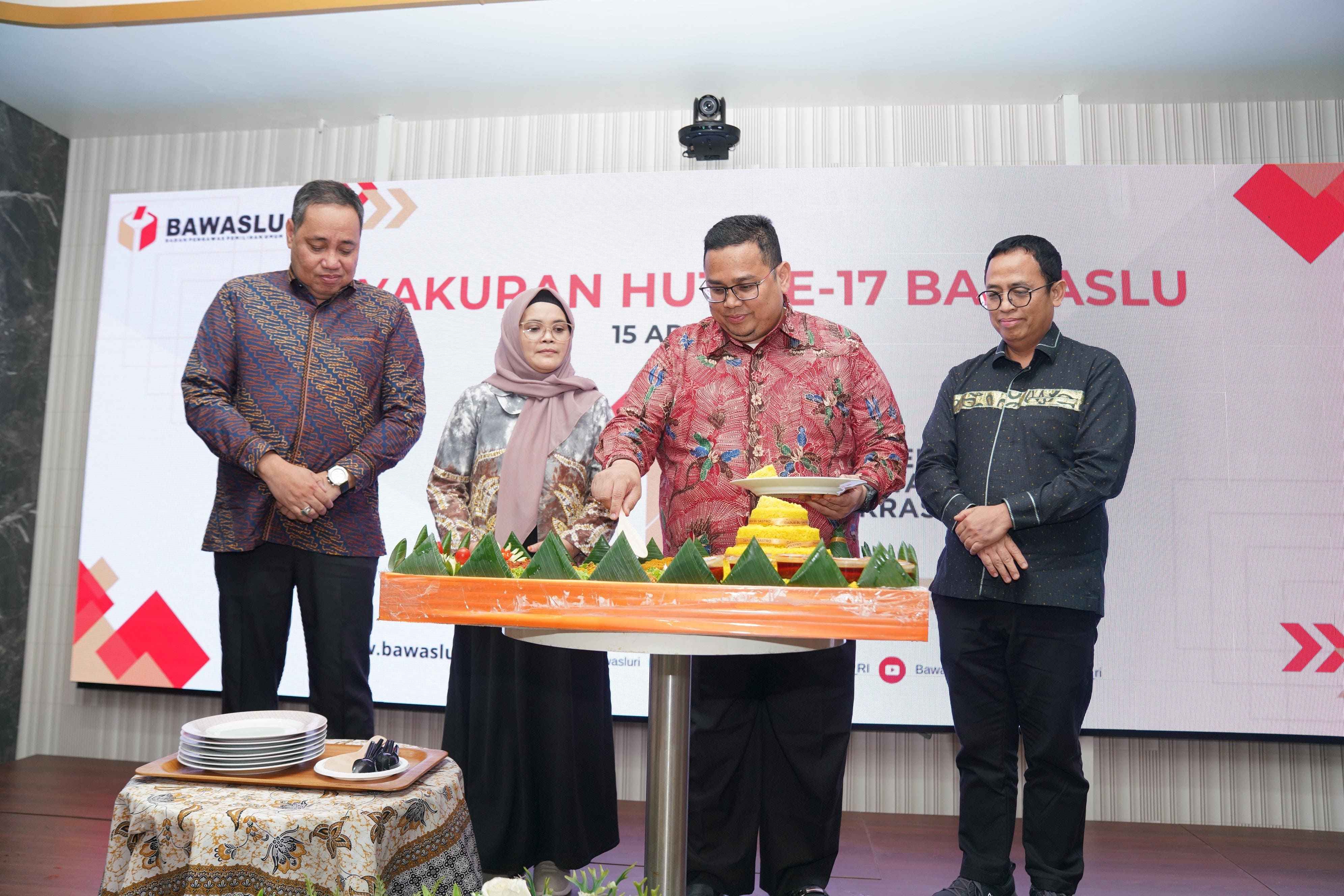Pemotongan tumpeng sebagai simbolis Tasyakuran HUT ke-17 Bawaslu, Selasa (15/4/2025).