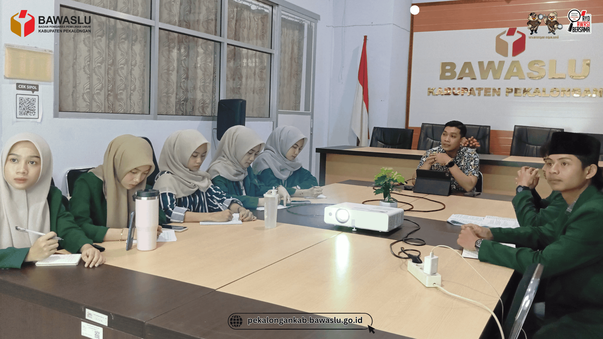 Koordinator Divisi Penanganan Pelanggaran dan Data Informasi (PP dan Datin) Bawaslu Kabupaten Pekalongan, Kusuma Wijaya, S.E., M.Ak., memberikan pembekalan materi kepada mahasiswa Praktik Pengalaman Lapangan (PPL)