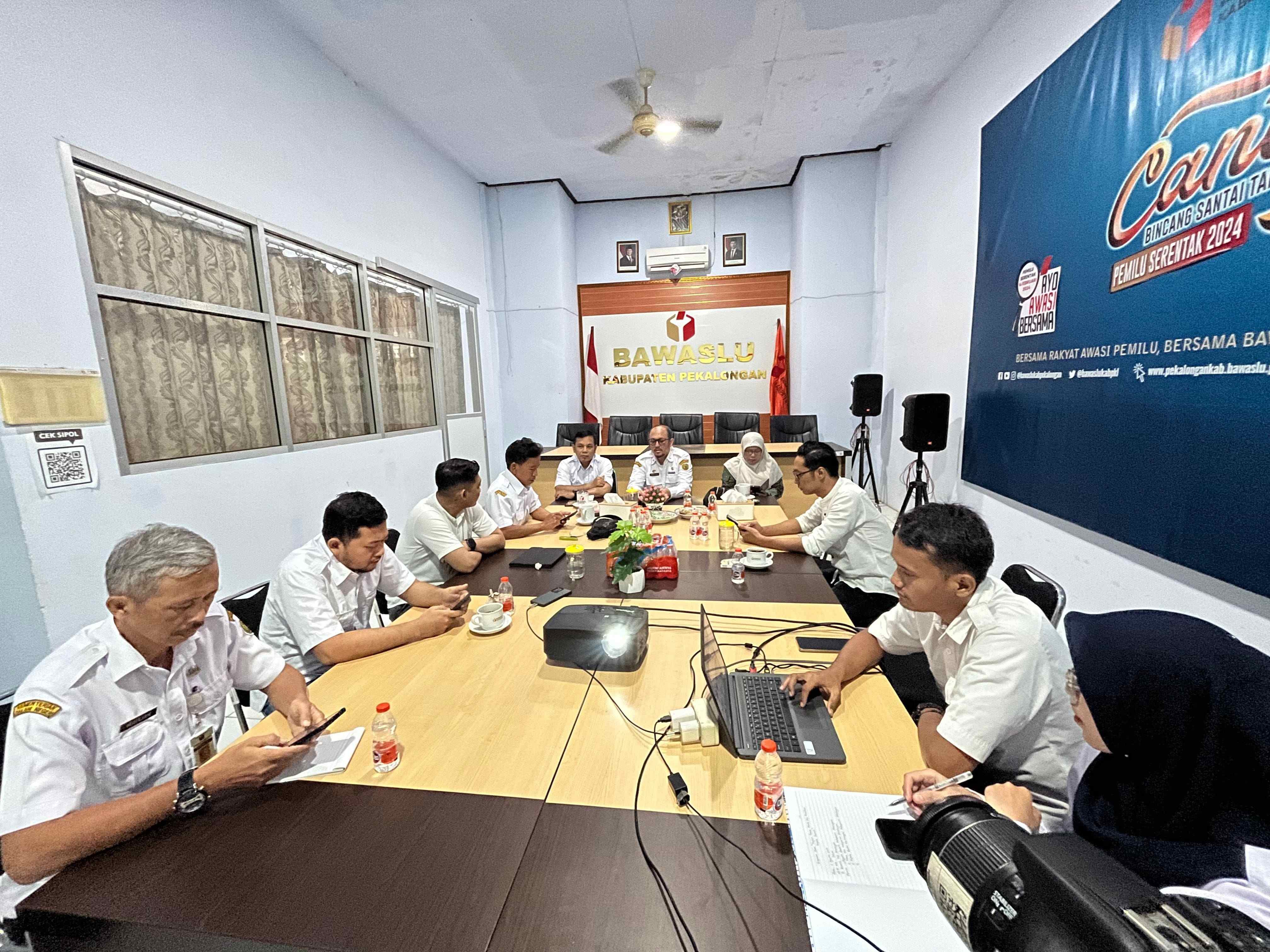 Bawaslu Kabupaten Pekalongan bersama KPU dan Bakesbangpol Kabupaten Pekalongan mengikuti kegiatan Zoom Kajian Teknis Pemilu dan Pemilihan Kepala Daerah Tahun 2025, yang diselenggarakan oleh Badan Kesbangpol Provinsi Jawa Tengah.