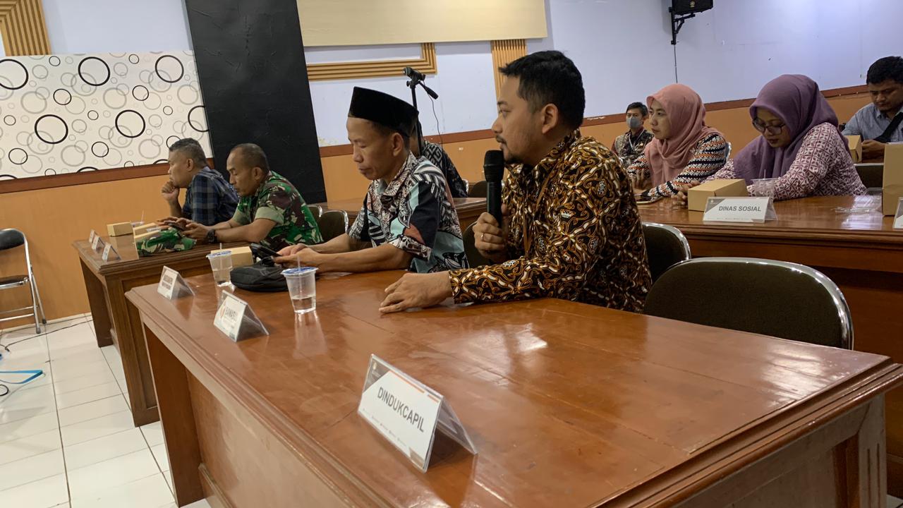 Koordinator Divisi Pencegahan, Partisipasi Masyarakat dan Humas, Budi Nur Hadi Wibowo sedang menyampaikan saran dan masukan