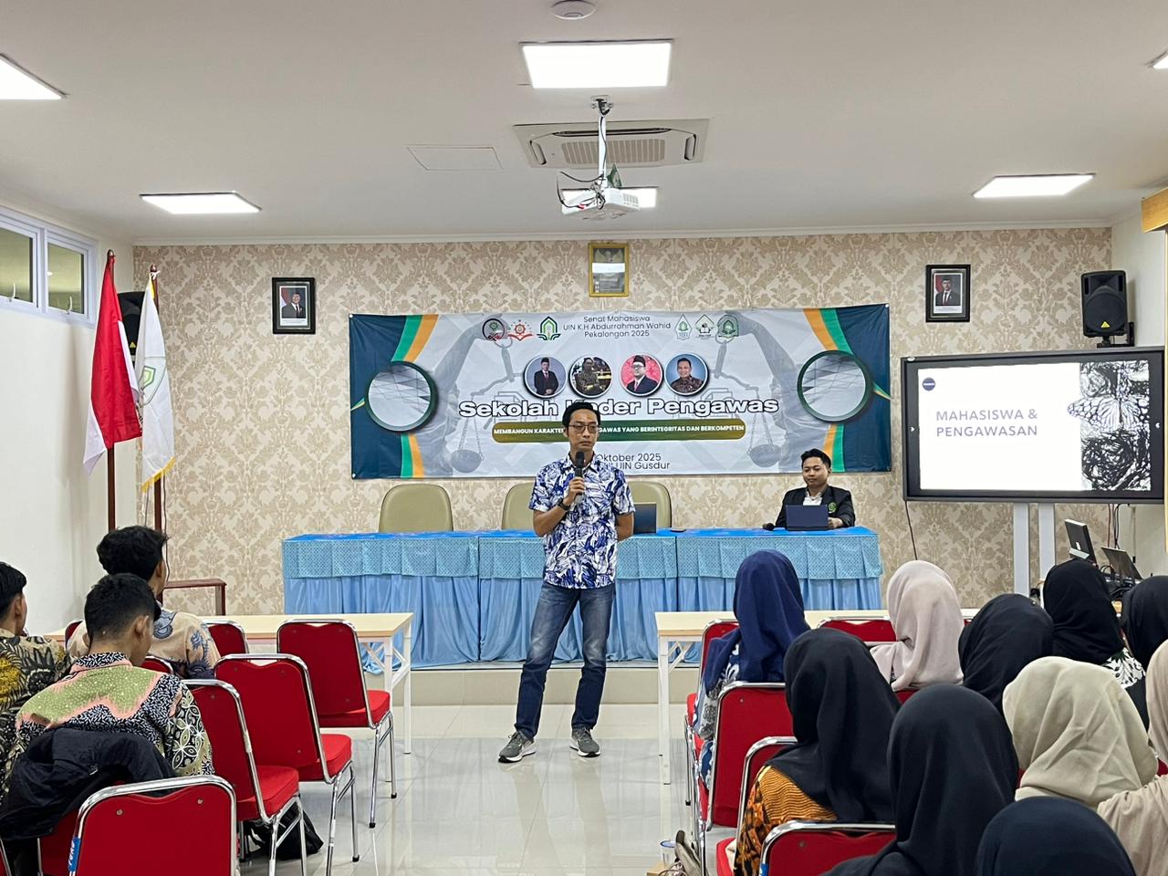 Anggota Bawaslu Kabupaten Pekalongan Mochammad Anis Sofwan sedang menyampaikan materi dalam kegiatan Sekolah Kader Pengawas di UIN K.H. Abdurrahman Wahid Pekalongan