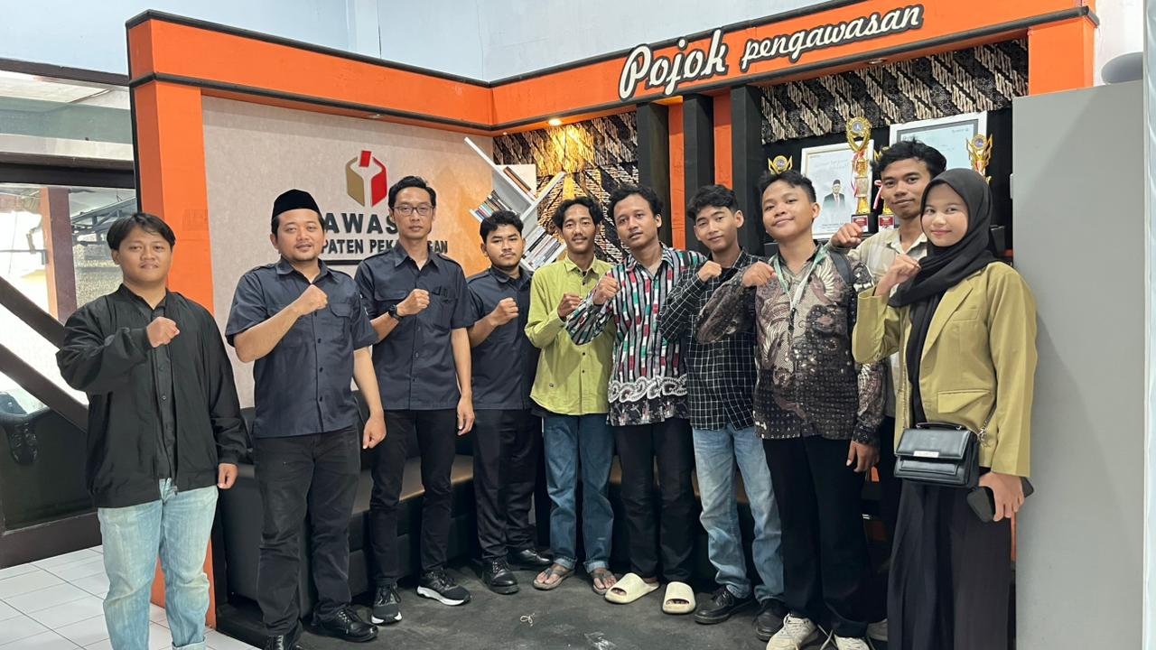 Foto bersama dengan Komunitas Mandurorejo Kawal Demokrasi di Bawaslu Kabupaten Pekalongan.