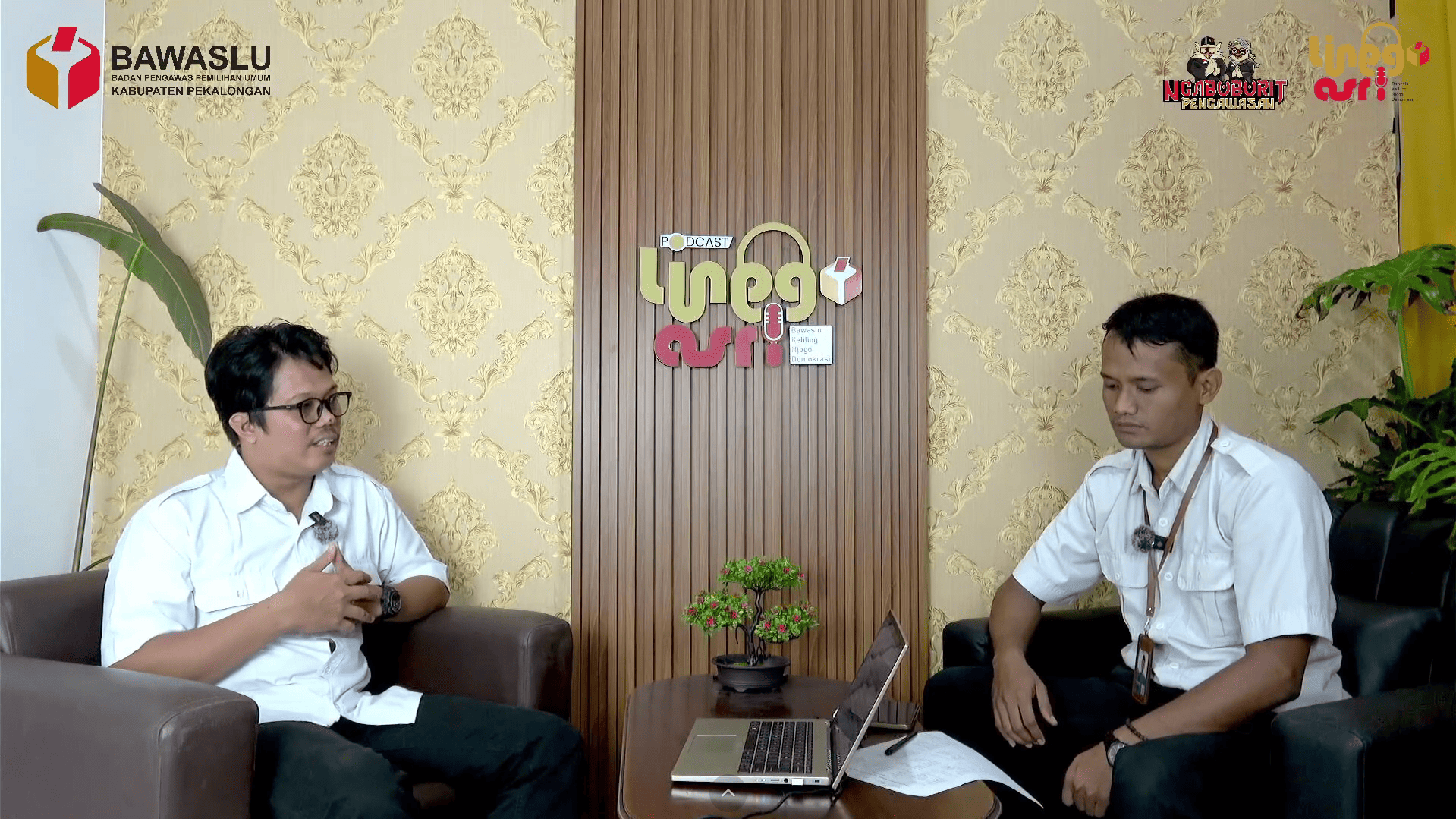 Teguh Setiawan dan Agus Salim sedang melakukan sesi podcast Ngabuburit Pengawasan di studio Bawaslu Kabupaten Pekalongan.