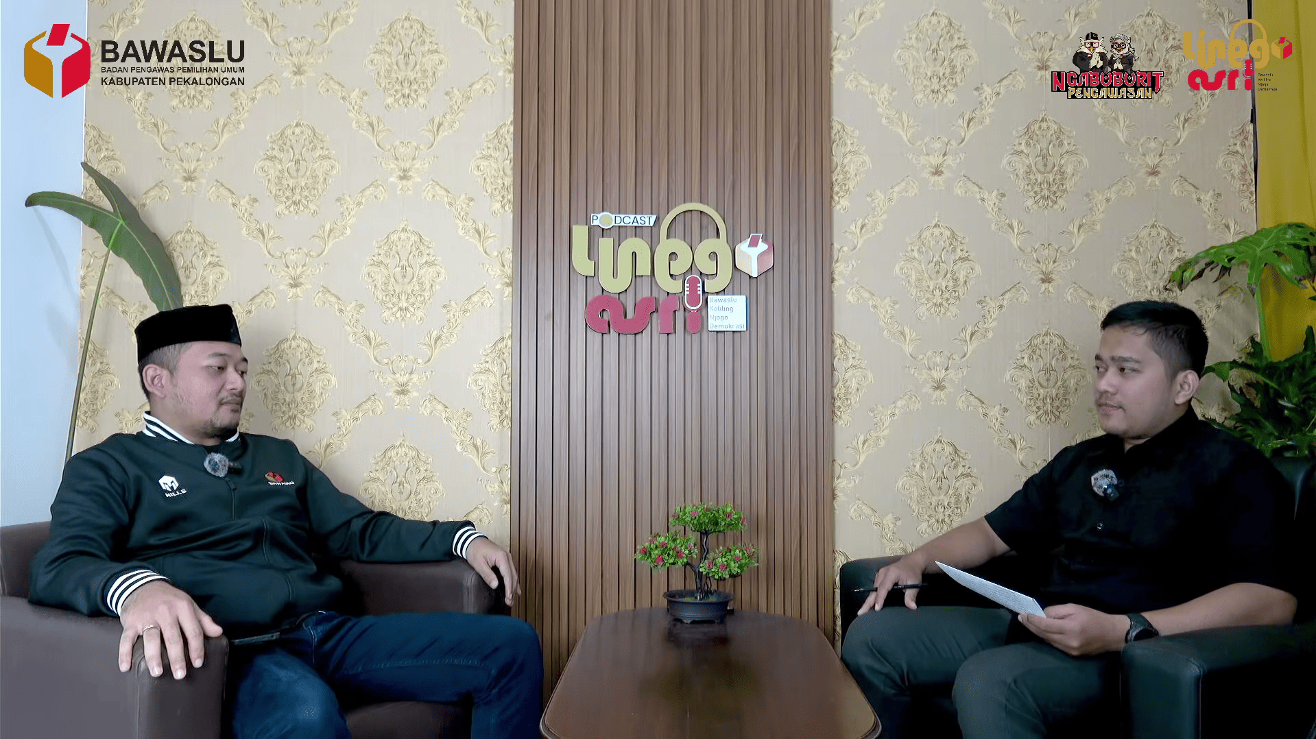 Budi Nur Hadi Wibowo dan Eri Nugroho sedang melakukan sesi podcast Ngabuburit Pengawasan di studio Bawaslu Kabupaten Pekalongan.