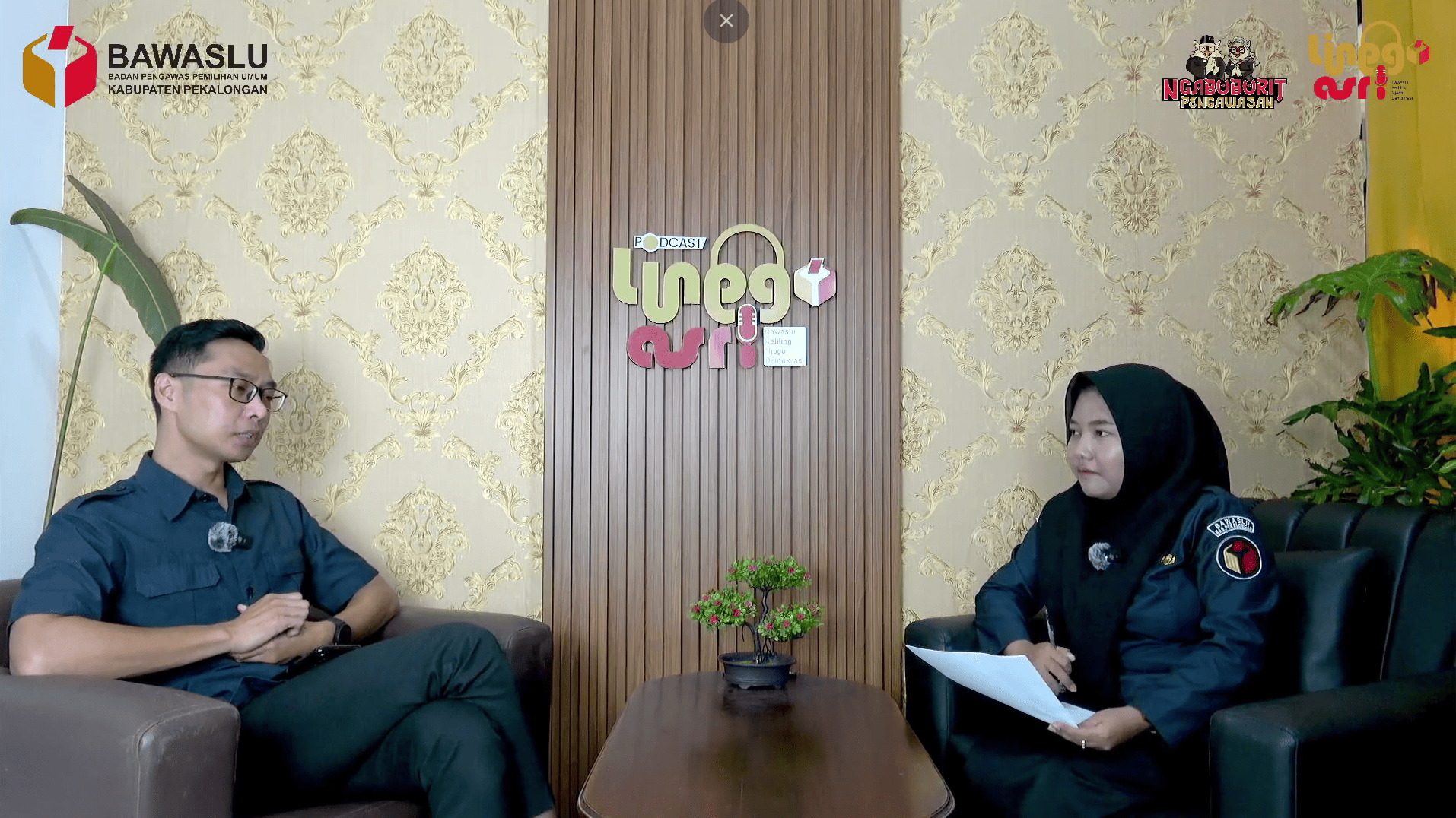 Mochammad Anis Sofwan dan Dewi Fahima sedang melakukan sesi podcast Ngabuburit Pengawasan di studio Bawaslu Kabupaten Pekalongan.