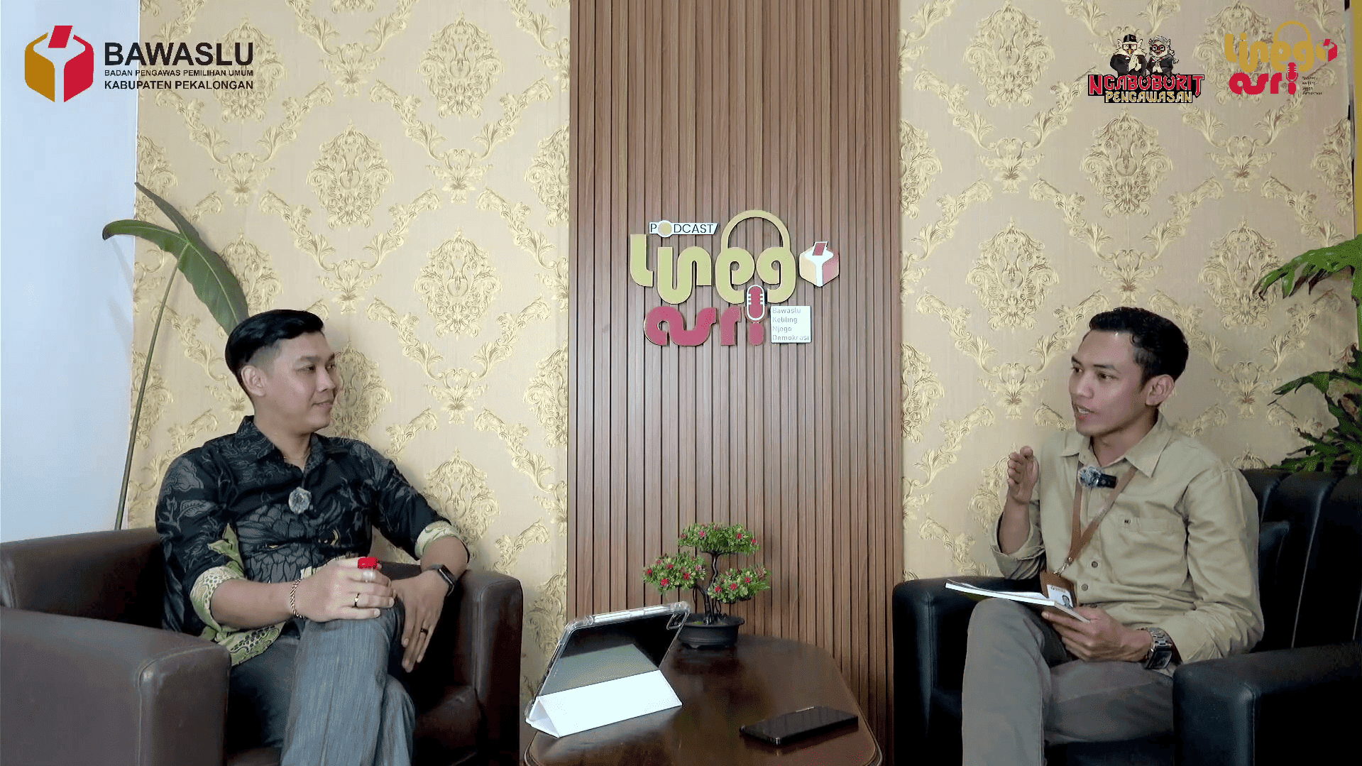 Kusuma Wijaya dan Mohamad Safi’i sedang melakukan sesi podcast Ngabuburit Pengawasan di studio Bawaslu Kabupaten Pekalongan.