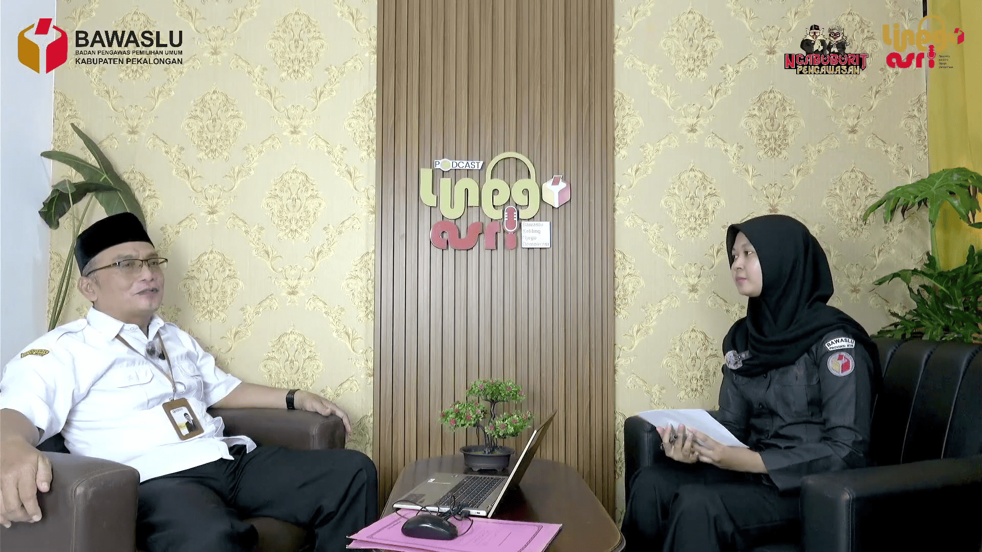 Toto Suprianto (narasumber) dan Risya Syarofina Nindia (host) sedang melakukan podcast, dengan posisi narasumber di sebelah kiri dan host di sebelah kanan dari sudut pandang layar.