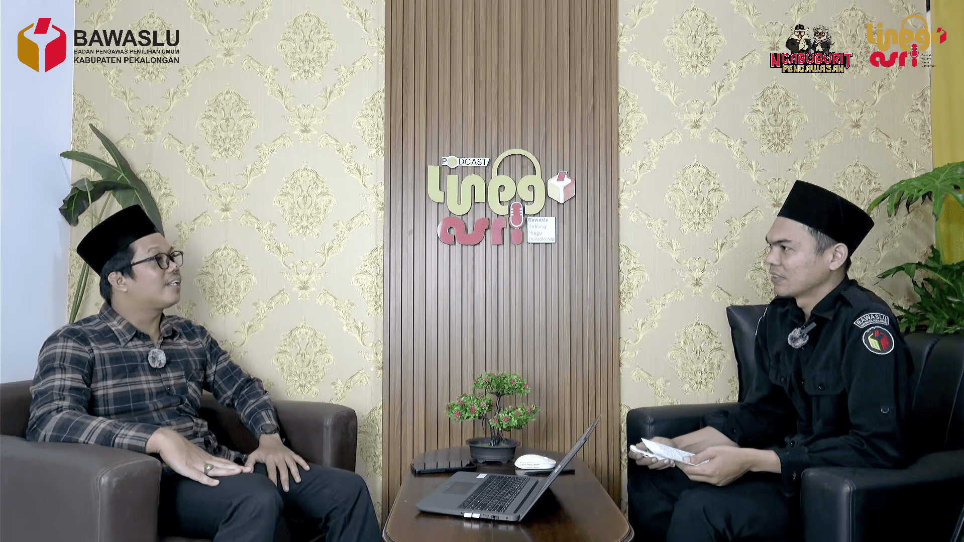 Teguh Setiawan (narasumber) dan Lukmanul Hakim (host) sedang melakukan podcast, dengan posisi narasumber di sebelah kiri dan host di sebelah kanan dari sudut pandang layar.