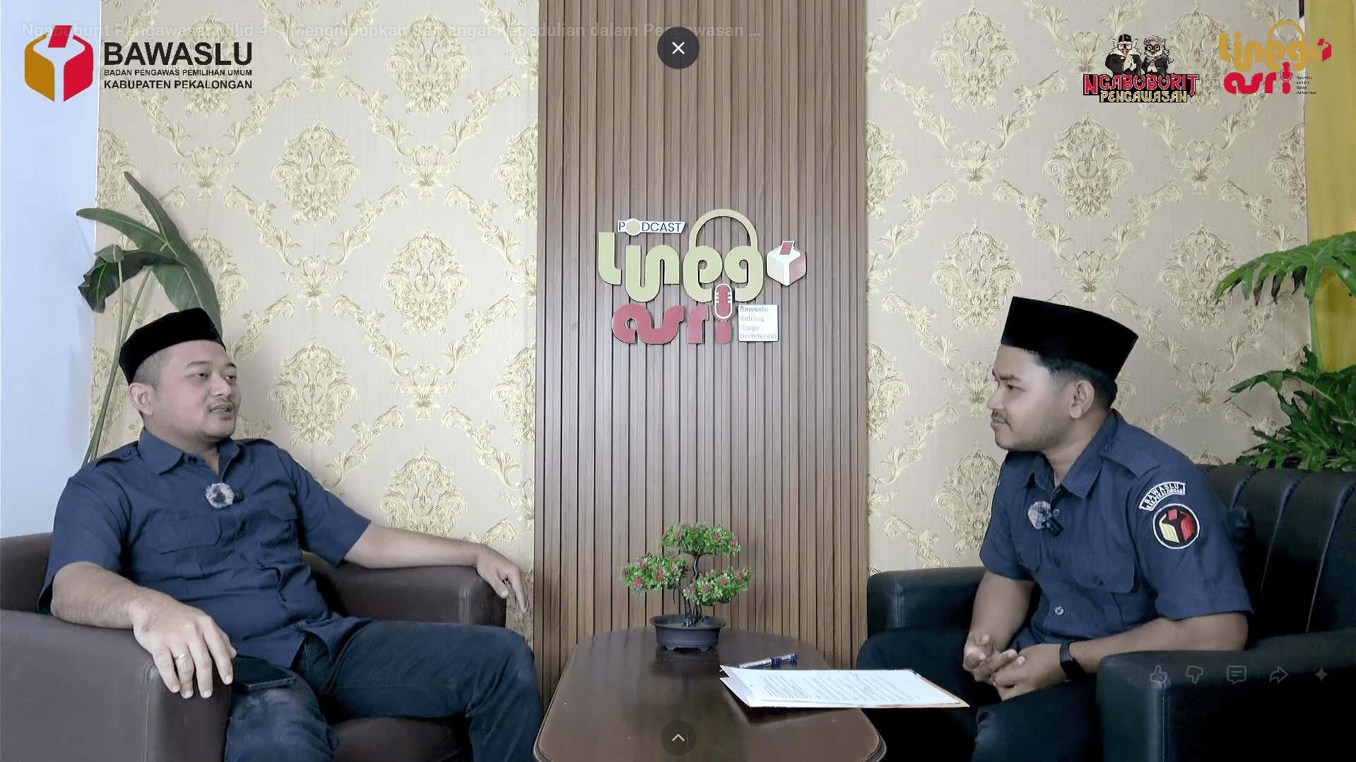 Narasumber berada di sebelah kiri dan host di sebelah kanan, keduanya tampak sedang melakukan podcast Ngabuburit Pengawasan