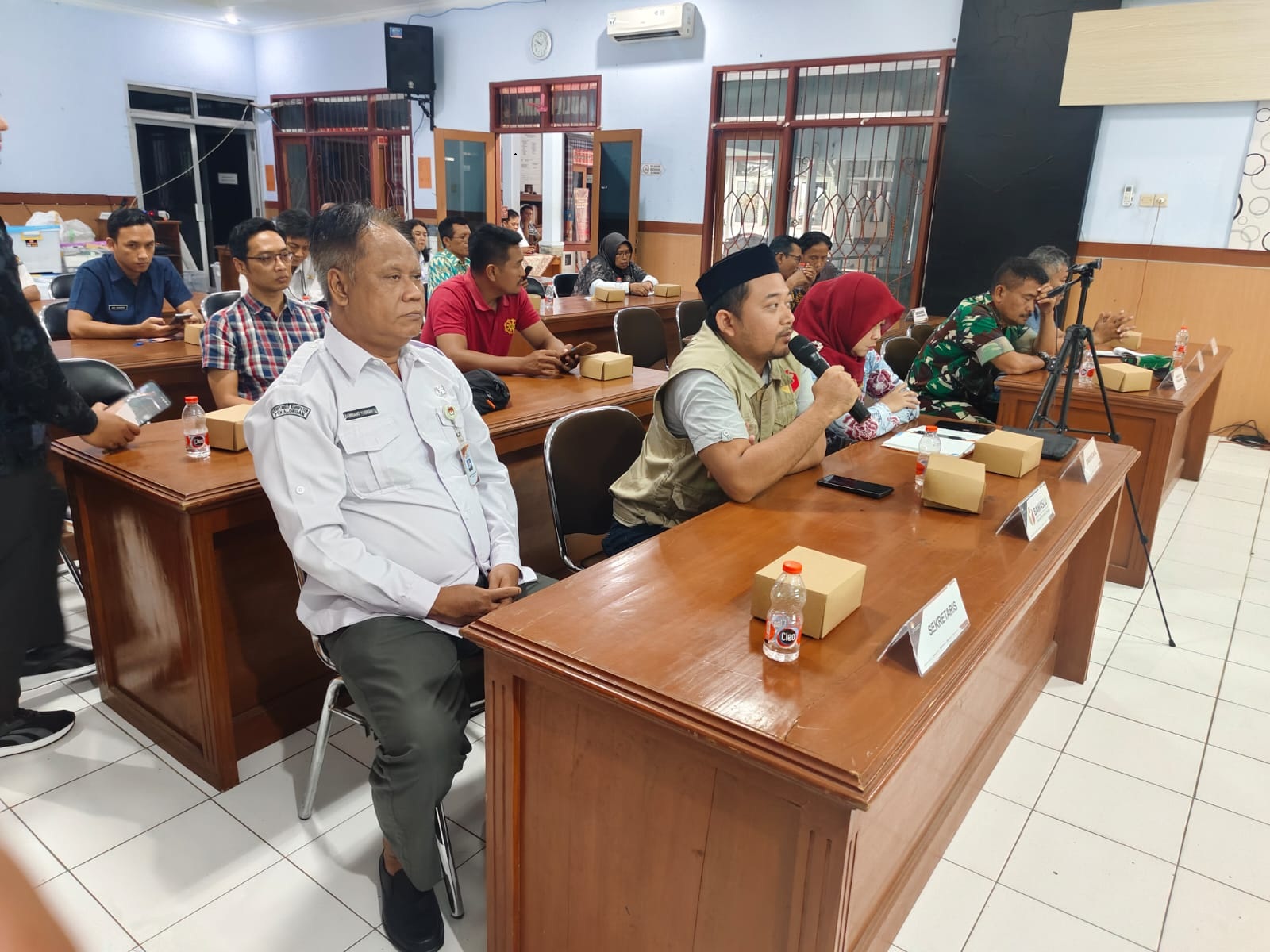 Anggota Bawaslu Kabupaten Pekalongan, Budi Nur Hadi Wibowo sedang memberikan tanggapan saat Rapat Pleno Rekapitulasi PDPB Triwulan I Tahun 2026