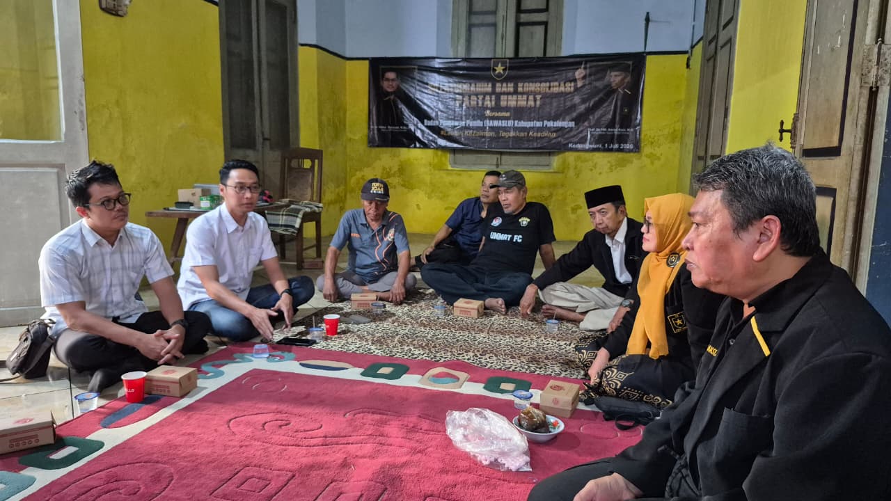Anggota Bawaslu Kabupaten Pekalongan, M. Anis Sofwan dan Teguh Setiawan, bersama staf melaksanakan audiensi dan silaturahmi dengan pengurus DPD Partai Ummat Kabupaten Pekalongan di Kecamatan Kedungwuni, Kabupaten Pekalongan, Rabu (1/7/2026).