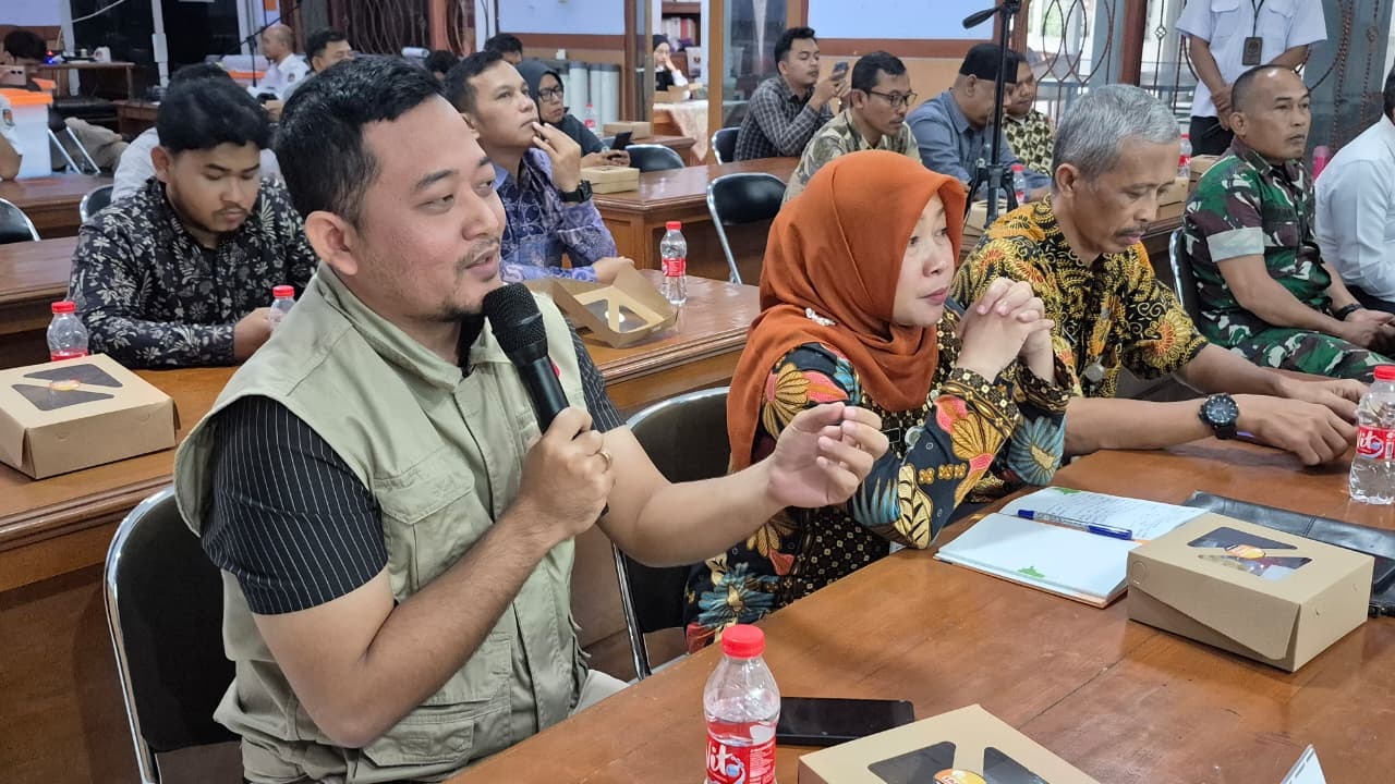 Budi Nur Hadi Wibowo, Anggota Bawaslu Kabupaten Pekalongan, menyampaikan masukan saat Rapat Pleno Pemutakhiran Data Pemilih Berkelanjutan (PDPB) Triwulan II Tahun 2026 di KPU Kabupaten Pekalongan.