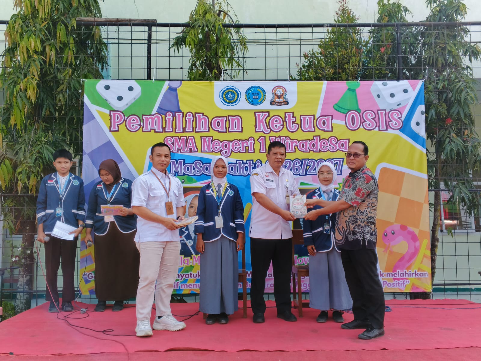 Bawaslu Provinsi Jawa Tengah dan Bawaslu Kabupaten Pekalongan bersama jajaran SMAN 1 Wiradesa dalam kegiatan Pemilhan Ketua OSIS