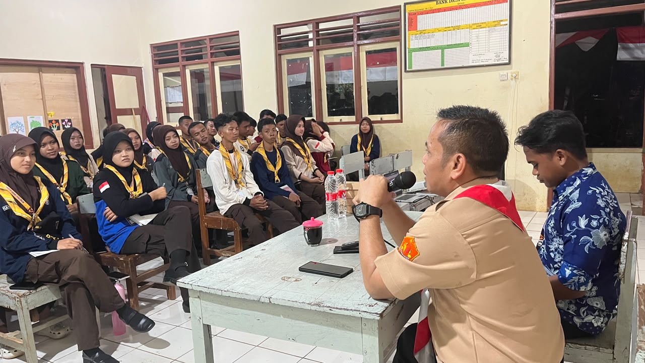 Ketua Bawaslu Kabupaten Pekalongan, Mohamad Tohir, saat menjadi narasumber Raimuna Cabang IX dengan mengajak generasi muda, khususnya Pramuka, untuk berperan aktif dalam mengawal demokrasi melalui pengawasan partisipatif Pemilu.