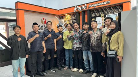 Foto bersama dengan Komunitas Mandurorejo Kawal Demokrasi di Bawaslu Kabupaten Pekalongan.