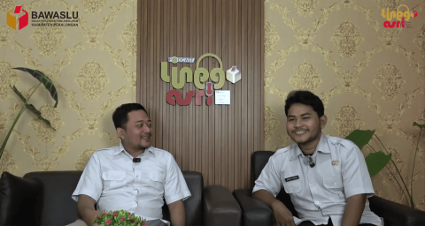 Budi Nur Hadi Wibowo, sebagai narasumber, dengan Sholawat Takbir Jagad Lanang berbincang hangat mengenai program kerja divisi P2H Bawaslu Kabupaten Pekalongan.