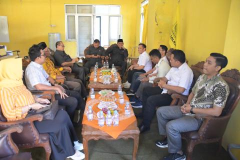 Ketua Bawaslu Kabupaten Pekalongan, Mohamad Tohir, bersama jajaran melaksanakan audiensi dan silaturahmi dengan pengurus DPD Partai Golkar Kabupaten Pekalongan di Kantor DPD Partai Golkar Kabupaten Pekalongan, Rabu (1/7/2026).