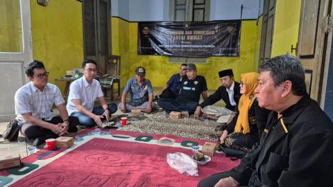 Anggota Bawaslu Kabupaten Pekalongan, M. Anis Sofwan dan Teguh Setiawan, bersama staf melaksanakan audiensi dan silaturahmi dengan pengurus DPD Partai Ummat Kabupaten Pekalongan di Kecamatan Kedungwuni, Kabupaten Pekalongan, Rabu (1/7/2026).