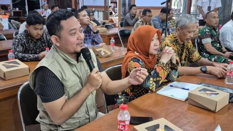 Budi Nur Hadi Wibowo, Anggota Bawaslu Kabupaten Pekalongan, menyampaikan masukan saat Rapat Pleno Pemutakhiran Data Pemilih Berkelanjutan (PDPB) Triwulan II Tahun 2026 di KPU Kabupaten Pekalongan.