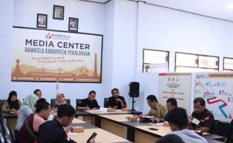 KONFERENSI PERS, BAWASLU KAB.PEKALONGAN TERANCAM TAK BISA AWASI PILKADA