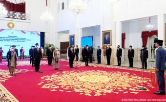 Jokowi Lantik Lima Pimpinan Bawaslu Periode 2022-2027