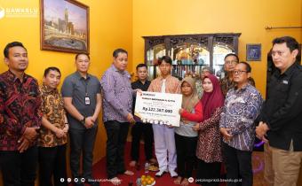 Penyerahan dana kerohiman bawaslu