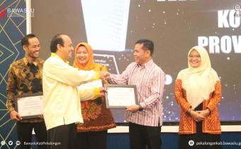 Penerimaan Piagam Penghargaan KIP