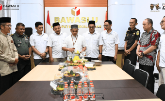 M Tohir Potong tumpeng HUT Bawaslu 17