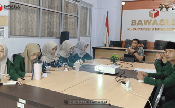Koordinator Divisi Penanganan Pelanggaran dan Data Informasi (PP dan Datin) Bawaslu Kabupaten Pekalongan, Kusuma Wijaya, S.E., M.Ak., memberikan pembekalan materi kepada mahasiswa Praktik Pengalaman Lapangan (PPL)