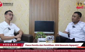 Podcast Linggo Asri edisi ke-8 dengan narasumber M. Anis Sofwan, S.Sy., Koordinator Divisi SDM, Organisasi, dan Diklat Bawaslu Kabupaten Pekalongan yang (kiri) dipandu oleh M. Agung Prakoso, S.H., staf Bawaslu Kabupaten Pekalongan (kanan), membahas peran dan aktivitas Bawaslu pasca Pemilu dan Pemilihan 2024.