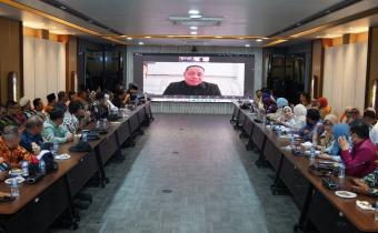 Anggota Bawaslu Herwyn JH Malonda saat memberikan arahan dalam rapat penyusunan Daftar Inventarisasi Masalah (DIM) sejumlah Peraturan Bawaslu (Perbawaslu) yang berkaitan dengan sumber daya manusia (SDM) pengawas pemilu secara daring, Rabu (2/7/2025)/Foto: Publikasi dan Pemberitaan Bawaslu