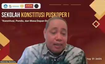 Anggota Bawaslu Herwyn JH Malonda saat memberikan materi dalam Webinar Sekolah Konstitusi Puskoper, Sabtu (31/5/2025).