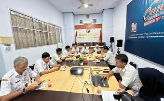 Bawaslu Kabupaten Pekalongan bersama KPU dan Bakesbangpol Kabupaten Pekalongan mengikuti kegiatan Zoom Kajian Teknis Pemilu dan Pemilihan Kepala Daerah Tahun 2025, yang diselenggarakan oleh Badan Kesbangpol Provinsi Jawa Tengah.