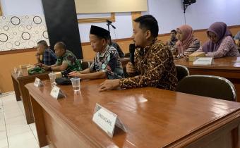 Koordinator Divisi Pencegahan, Partisipasi Masyarakat dan Humas, Budi Nur Hadi Wibowo sedang menyampaikan saran dan masukan