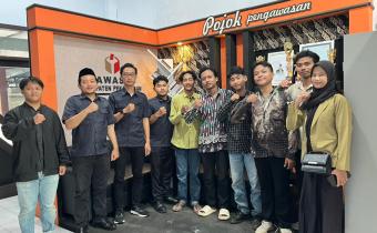 Foto bersama dengan Komunitas Mandurorejo Kawal Demokrasi di Bawaslu Kabupaten Pekalongan.