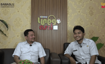 Budi Nur Hadi Wibowo, sebagai narasumber, dengan Sholawat Takbir Jagad Lanang berbincang hangat mengenai program kerja divisi P2H Bawaslu Kabupaten Pekalongan.