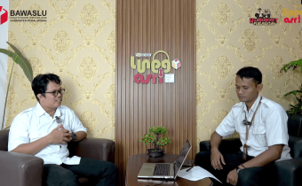 Teguh Setiawan dan Agus Salim sedang melakukan sesi podcast Ngabuburit Pengawasan di studio Bawaslu Kabupaten Pekalongan.