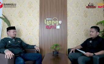 Budi Nur Hadi Wibowo dan Eri Nugroho sedang melakukan sesi podcast Ngabuburit Pengawasan di studio Bawaslu Kabupaten Pekalongan.