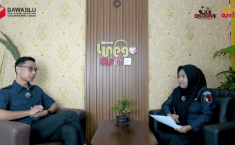 Mochammad Anis Sofwan dan Dewi Fahima sedang melakukan sesi podcast Ngabuburit Pengawasan di studio Bawaslu Kabupaten Pekalongan.