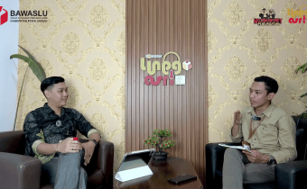 Kusuma Wijaya dan Mohamad Safi’i sedang melakukan sesi podcast Ngabuburit Pengawasan di studio Bawaslu Kabupaten Pekalongan.